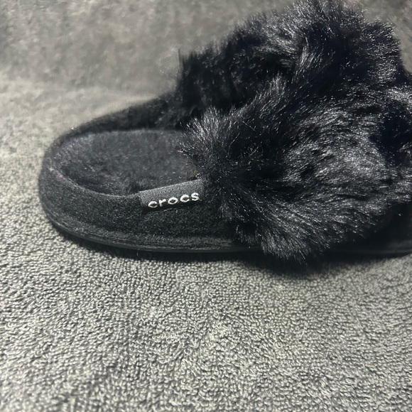 Crocs Black Wool Faux Fur Fuzzy Cozy Indoor Outdoor Clogs Slippers, Size 6, NEW! - Picture 6 of 7